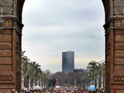 Los corredores del maratón pasan bajo el Arc de Triomf.