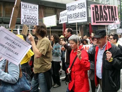 Dos personas de avanzada edad participan en la manifestaci&oacute;n del 15M en Bilbao.