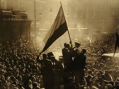 Proclamaci&oacute;n de la II Rep&uacute;blica en la Puerta del Sol (Madrid), el 14 de abril de 1931.