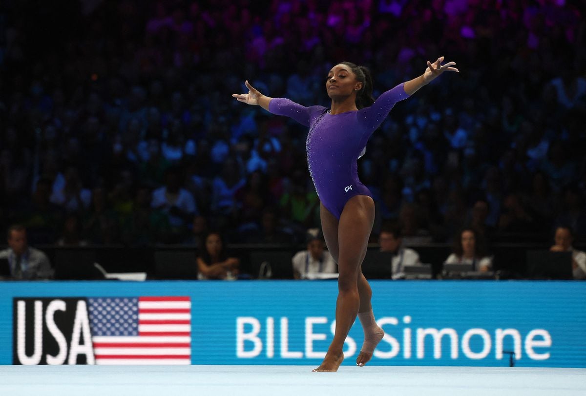 Simone Biles covers herself with gold world champion on bar and floor