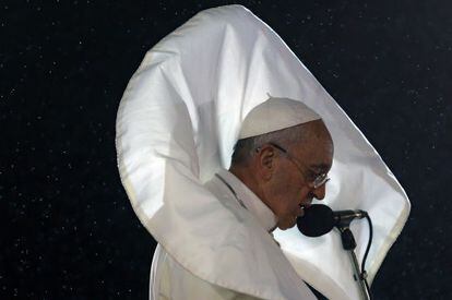 Francisco habla a los jóvenes en la playa de Copacabana, el jueves en Río de Janeiro.
