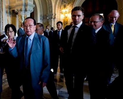 El ministro camboyano de Exteriores, Hor Namhong (a la izqda.), sale de la Corte Internacional de Justicia tras escuchar el fallo sobre la disputa soberanista entre Camboya y Tailandia sobre el templo de Preah Vihear