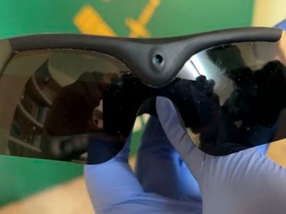 Las gafas de sol con cámara oculta integrada que usaba el presunto agresor y que la Guardia Civil ha incautado durante la operación.