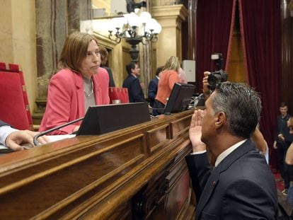 Carme Forcadell conversa con Xavier Garcia Albiol en el parlamento catalán.