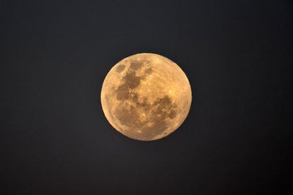 La luna llena se levanta cerca de la playa de Bondi, antes del eclipse lunar total, el 27 de julio de 2018 en Sydney, Australia.