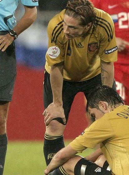 El delantero Villa, en el suelo, tras lesionarse en el partido contra Rusia.