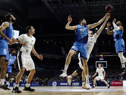 Los jugadores del Estudiantes y el Unicaja pelean por un rebote