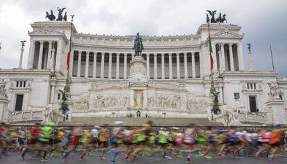 Participantes de la 'Maratona' de Roma pasando ante el Monumento a Vittorio Emanuele II.