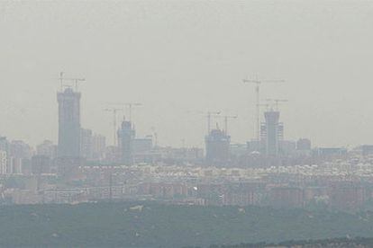 Una imagen de la contaminación de la ciudad tomada ayer desde la A-3.