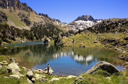 Encastrado en la zona central de los Pirineos, el parque nacional Aigüestortes y Lago San Mauricio destaca por sus descomunales montañas de más de 3.000 metros de altura. Una de las estampas más espectaculares es la que propicia el lago San Mauricio, en la parte oriental del parque, con el reflejo de la montaña sobre sus aguas. Algunas zonas del parque (en la foto el Estany Long, en el circo de Colomers) han sido adaptadas con rampas para que las personas con movilidad reducida también puedan disfrutar de su belleza. www.aiguestortes.info