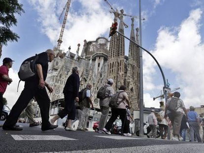 Turistes davant la Sagrada Família.