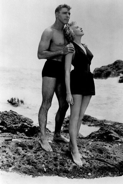 Revolcón en las olas

Burt Lancaster y Deborah Kerr (De aquí a la eternidad, Fred Zinnemann, 1953)
Nunca la conjunción de playa, besos y olas produjo tanto revuelo como cuando Burt Lancaster y Debora Kerr mostraron sus amores adúlteros al descubierto y pusieron a prueba a la censura de la época.