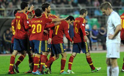 Los jugadores de España felicitan a Pedro.