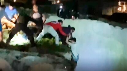 Captura de un vídeo difundido en redes sociales donde se muestra el rescate de los migrantes tras un naufragio frente al poblado de Diakofti, en la isla griega de Cítera, el miércoles.