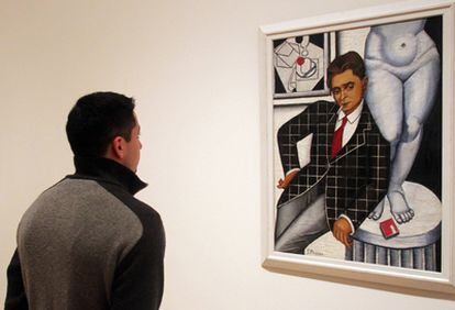 Un hombre observa Retrato de Metzinger (1926), de Suzanne Phocas, en la muestra del Guggenheim.