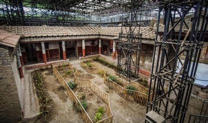 Vista del peristilo en el interior de la Casa de los Castos Amantes en Pompeya.