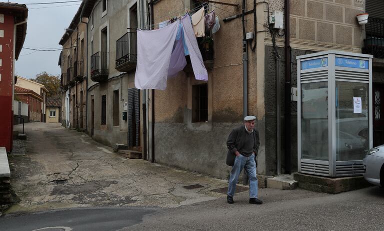 Un hombre pasea por la localidad de Alcañices en Zamora.