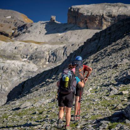 Two hikers in the Ordesa y Monte Perdido National Park, between the Goriz refuge and the Breche de Roland.