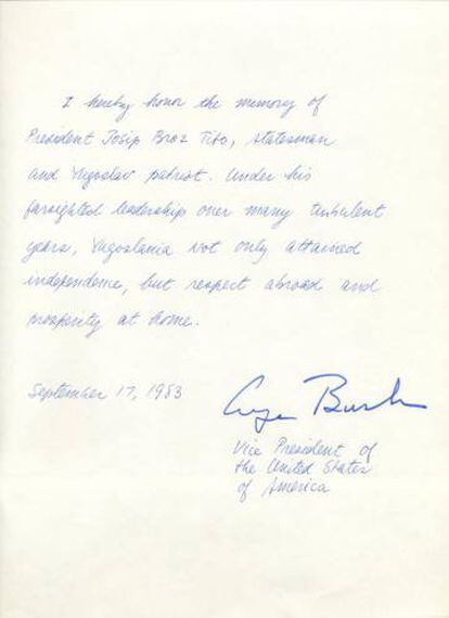 La firma que dejó en el libro de condolencias George H. Bush, cuando era secretario de Estado