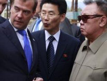 El presidente ruso, Dmitry Medvedev (a la izquierda en primer término), junto al líder de Corea del Norte,  Kim Jong-il (a la derecha), durante su encuentro en Siberia.