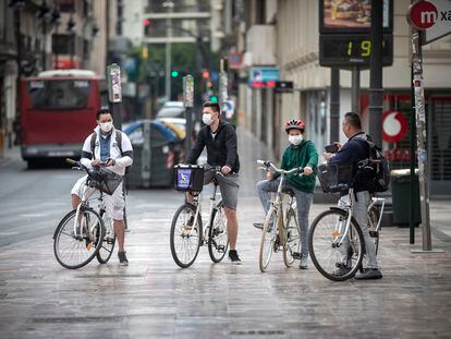 Un grupo de turistas en bicicleta por la ciudad de València.