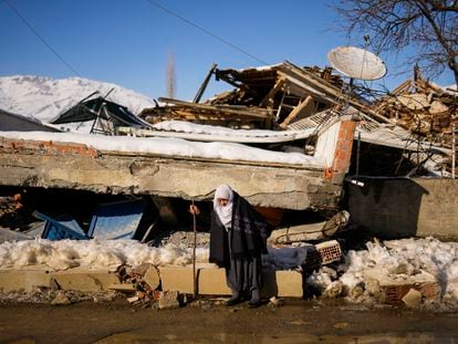 Zehra Kurukafa pasa frente a una casa destruida en la aldea de Polat, Turquía, el pasado domingo.