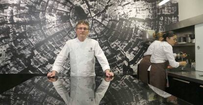 Aduriz en sus cocinas celebrando su 20 aniversario.