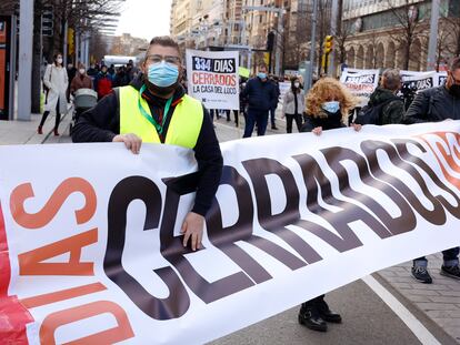 Un hombre sostiene una pancarta donde se lee "334 días parados", durante una manifestación por la reactivación de la cultura, en Zaragoza, Aragón.