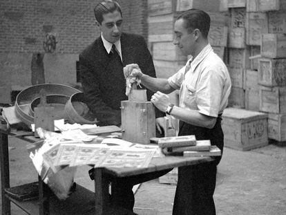Escena en un almacén de tabaco clandestino en Madrid, retratada en 1946.