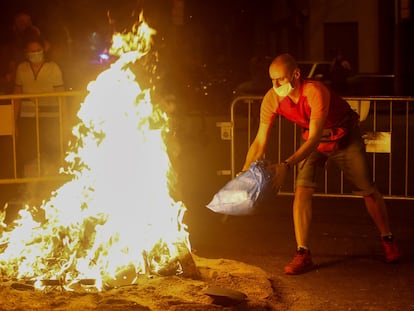 Varios vecinos del barrio de Sant Antoni de Barcelona ven arder una hoguera  autorizada por el Ayuntamiento.