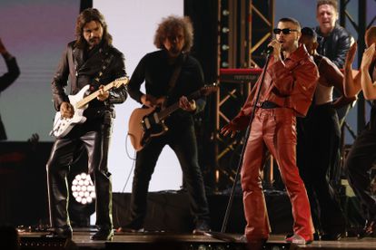 El cantante puertorriqueño Rauw Alejandro, junto al colombiano Juanes a la guitarra, durante su actuación en la gala anual de los Latin Grammy.