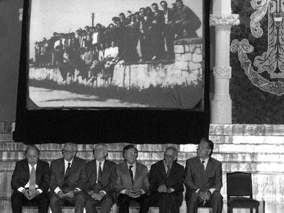 Jordi Pujol y Josep Benet, separados por Joan Revent&oacute;s, Heribert Barrera y Ant&oacute;n Ca&ntilde;ellas, durante el 40&ordm; aniversario de los &#039;Fets del Palau&#039;.