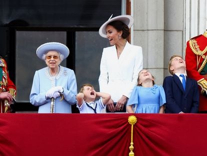 La familiar real británica en el balcón del palacio de Buckingham, en Londres, este jueves.
