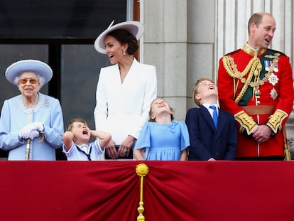 La familiar real británica en el balcón del palacio de Buckingham, en Londres, este jueves.