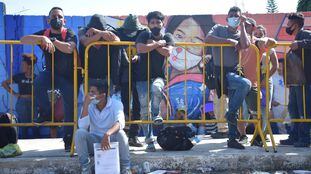 Migrantes esperan afuera de las oficinas del Instituto Nacional de Migración en Tapachula.