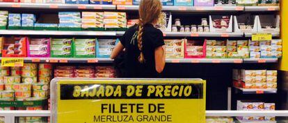 Un cartel con un reclamo comercial en un supermercado de alimentaci&oacute;n.