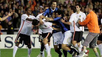 Los jugadores de ambos equipos se enzarzan en la pelea con la que terminó el partido.