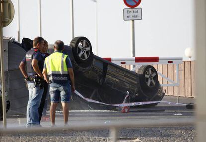 El coche usado por los yihadistas, en la rotonda en la que volcó al intentar saltarse el control policial.