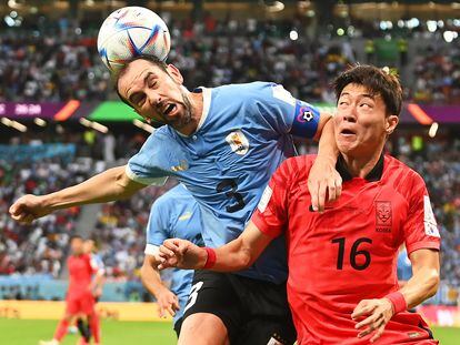Diego Godín en una acción con Hwang Ui-jo durante el partido entre Uruguay y Corea del Sur, este jueves.