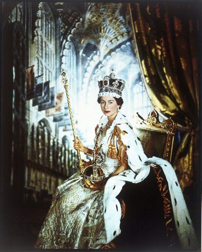 Los retratos oficiales. En los años cincuenta la imagen oficial de la reina recién coronada y envuelta en armiño, todo pompa y solemnidad, fue del fotógrafo Cecil Beaton.