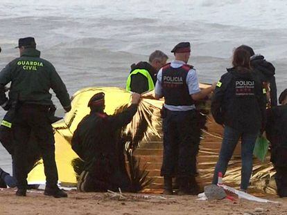 La policía recoge el cuerpo de un hombre que fue arrastrado por las lluvias hasta Caldes d'Estrac.