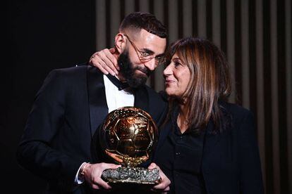 Karim Benzema recibe la felicitación de su madre,Malika Benzema.