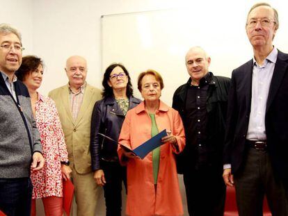 Alberto López Basaguren a la derecha de la imagen, junto al resto de los impulsores del manifiesto.