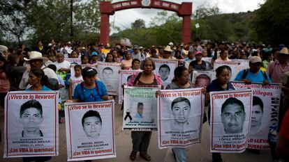 Familiares de los 43 normalistas desaparecidos y grupos de apoyo se manifiestan en Tixtla (Guerrero), el 6 de junio de 2015.