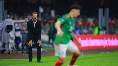 El entrenador de México, Diego Cocca, durante el partido contra Jamaica, en el estadio Azteca.