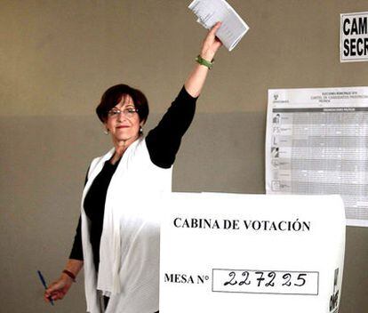 Susana Villarán, candidata a la alcaldía de Lima, deposita su voto el pasado domingo.