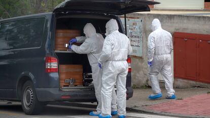 Varios operarios realizan el traslado de cadáveres de la residencia geriátrica "Los Peñascales", en Torrelodones (Madrid) a 14 de Abril de 2020.
ATAUD;CADAVER;MUERTE;CORONAVIRUS
Ángel Díaz Briñas / Europa Press
14/04/2020