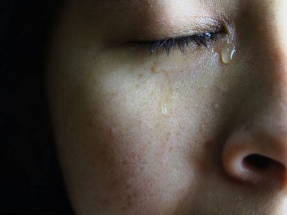 Una joven llora por su ojo derecho.