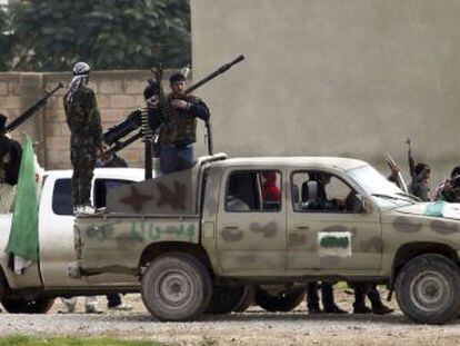 Milicianos &aacute;rabes, listos para luchar con guerrilleros kurdos en Serekaniye.