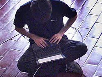 Un usuario accede a internet desde un portátil
